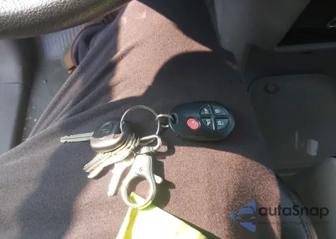 2019 Toyota Sienna Le 8 Passenger z USA, uszkodzony, nr VIN 5TDKZ3DC2KS977158